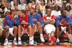 底特律活塞发布备战花絮，窗口期回应争议，社区盾任务艰巨，阵容厚度经受考验(华盛顿奇才vs底特律活塞)